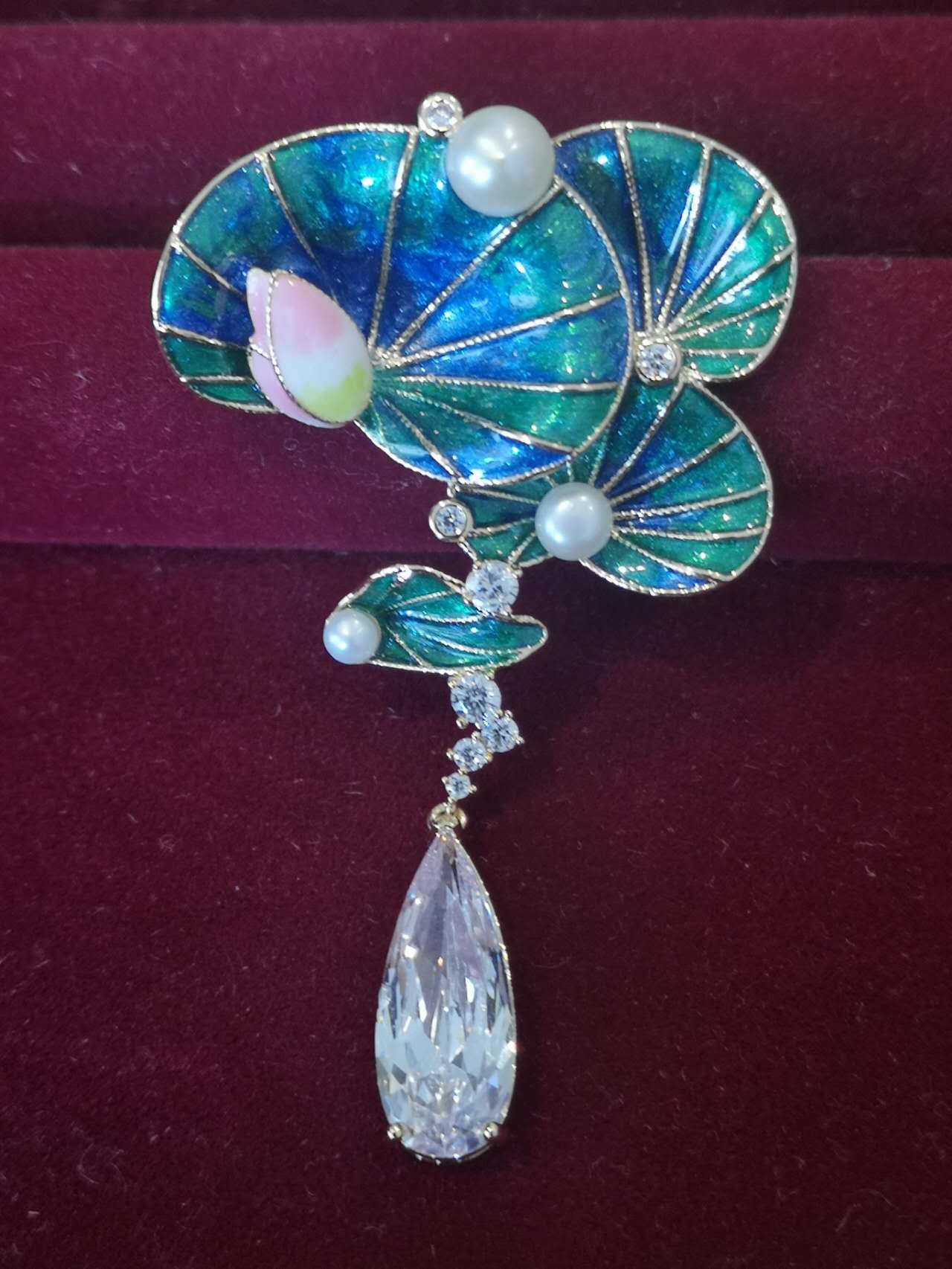 Brooch Lotus leaf Freshwater pearls and Enamel