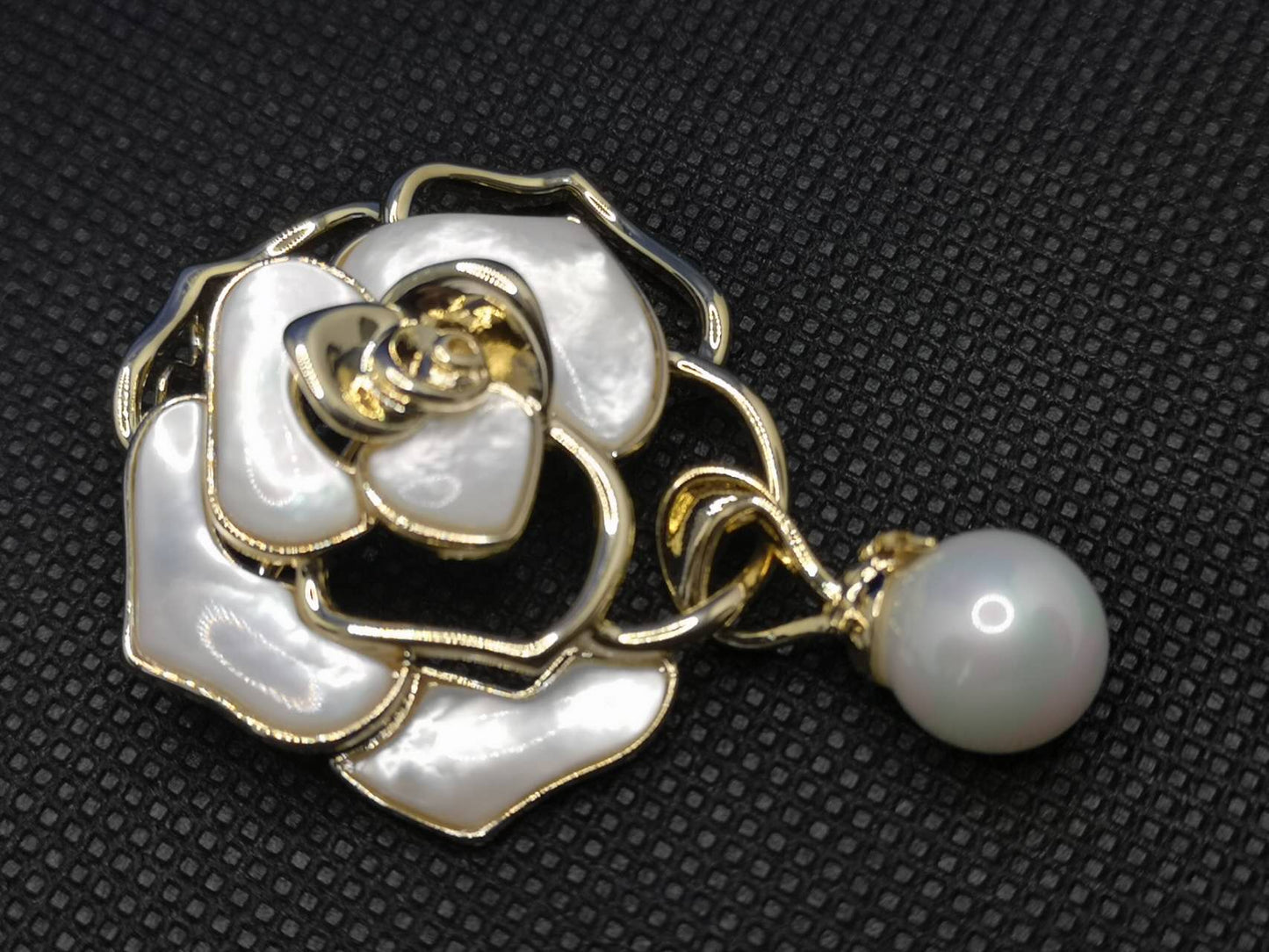Brooch Camellia Freshwater pearls and Nacre