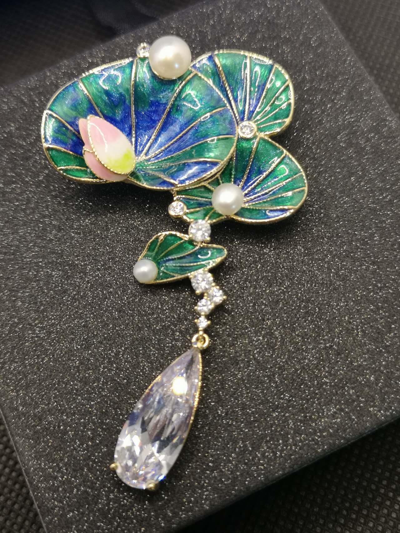 Brooch Lotus leaf Freshwater pearls and Enamel
