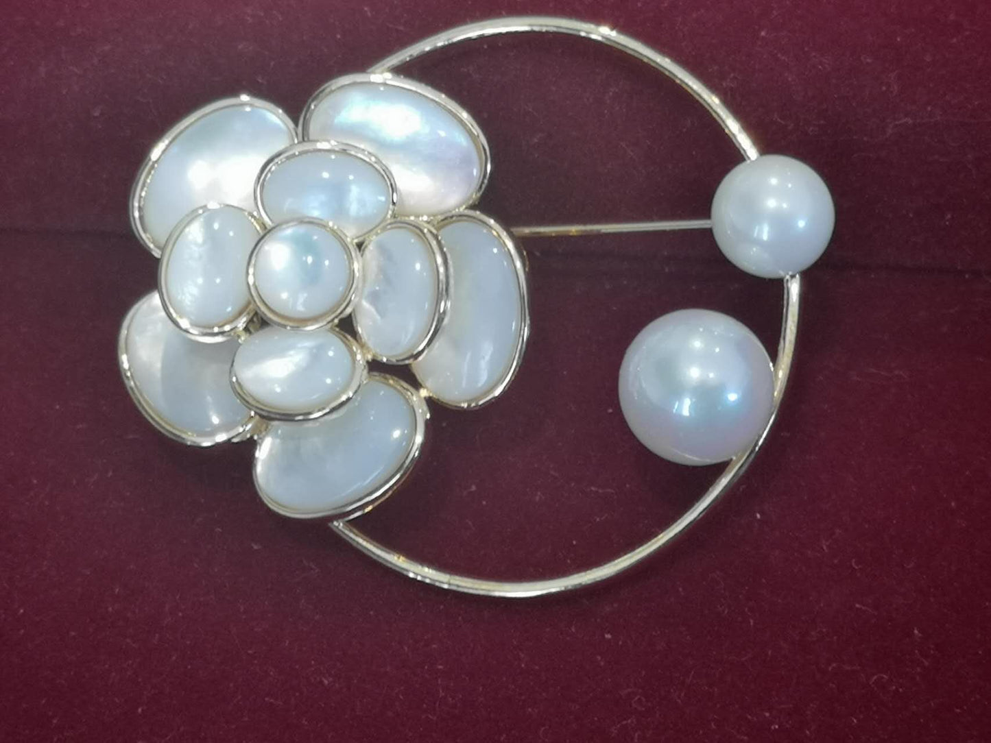 Brooch Camellia Freshwater pearls and Nacre