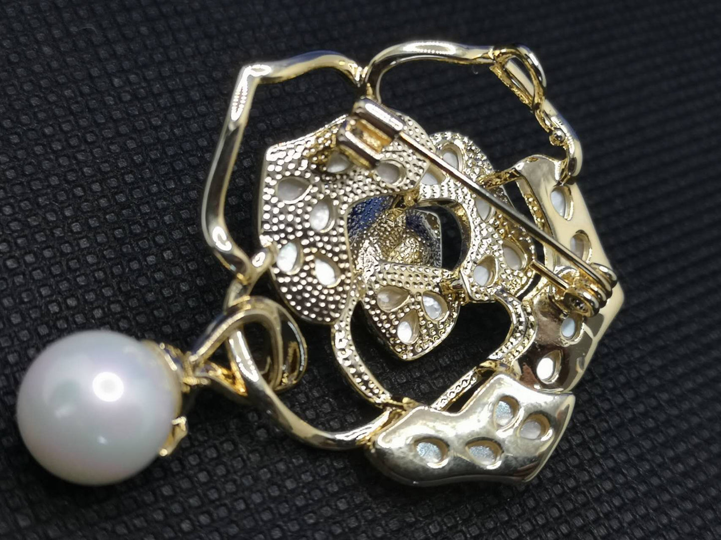 Brooch Camellia Freshwater pearls and Nacre